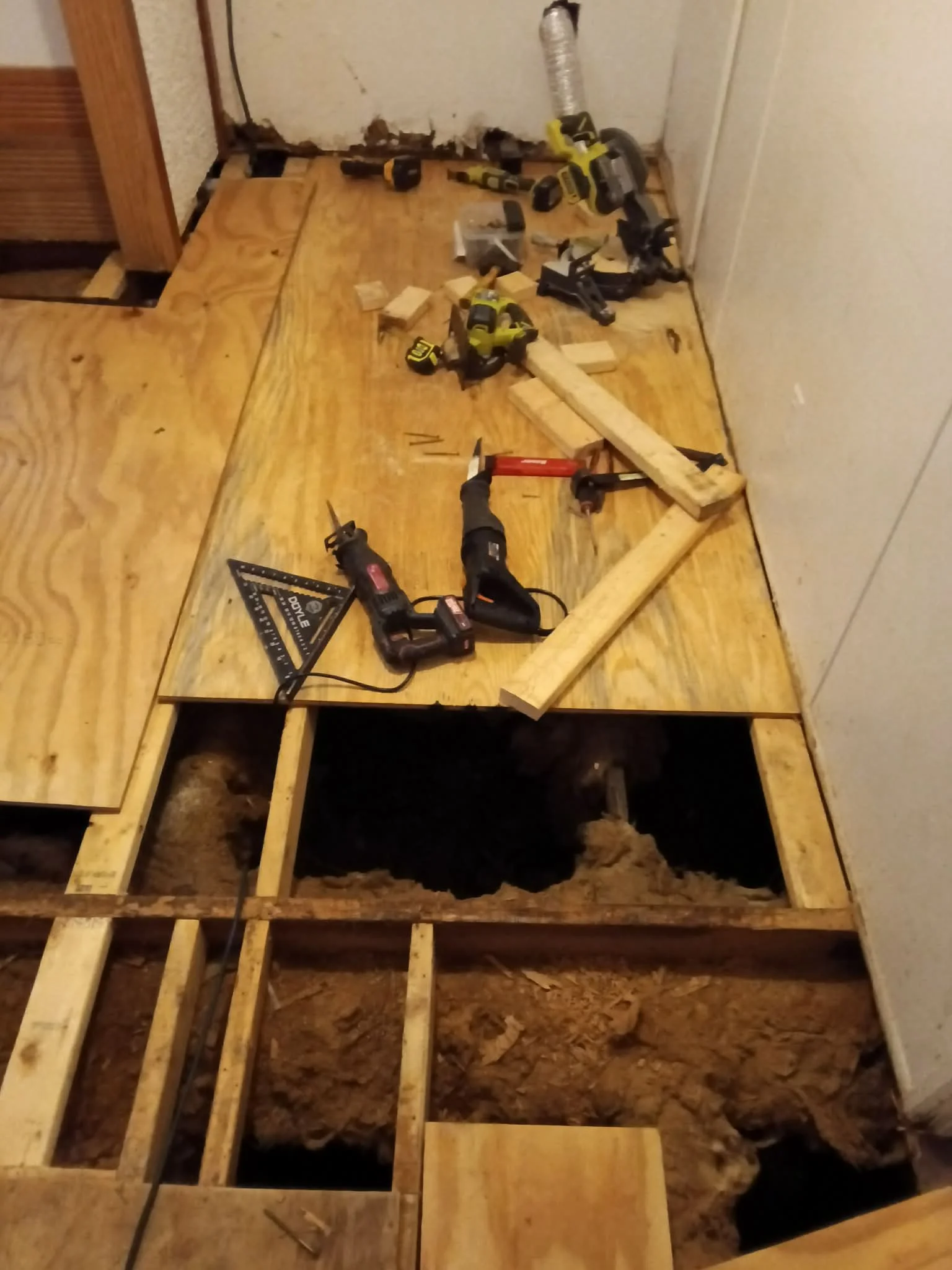 Floor substrate leveling